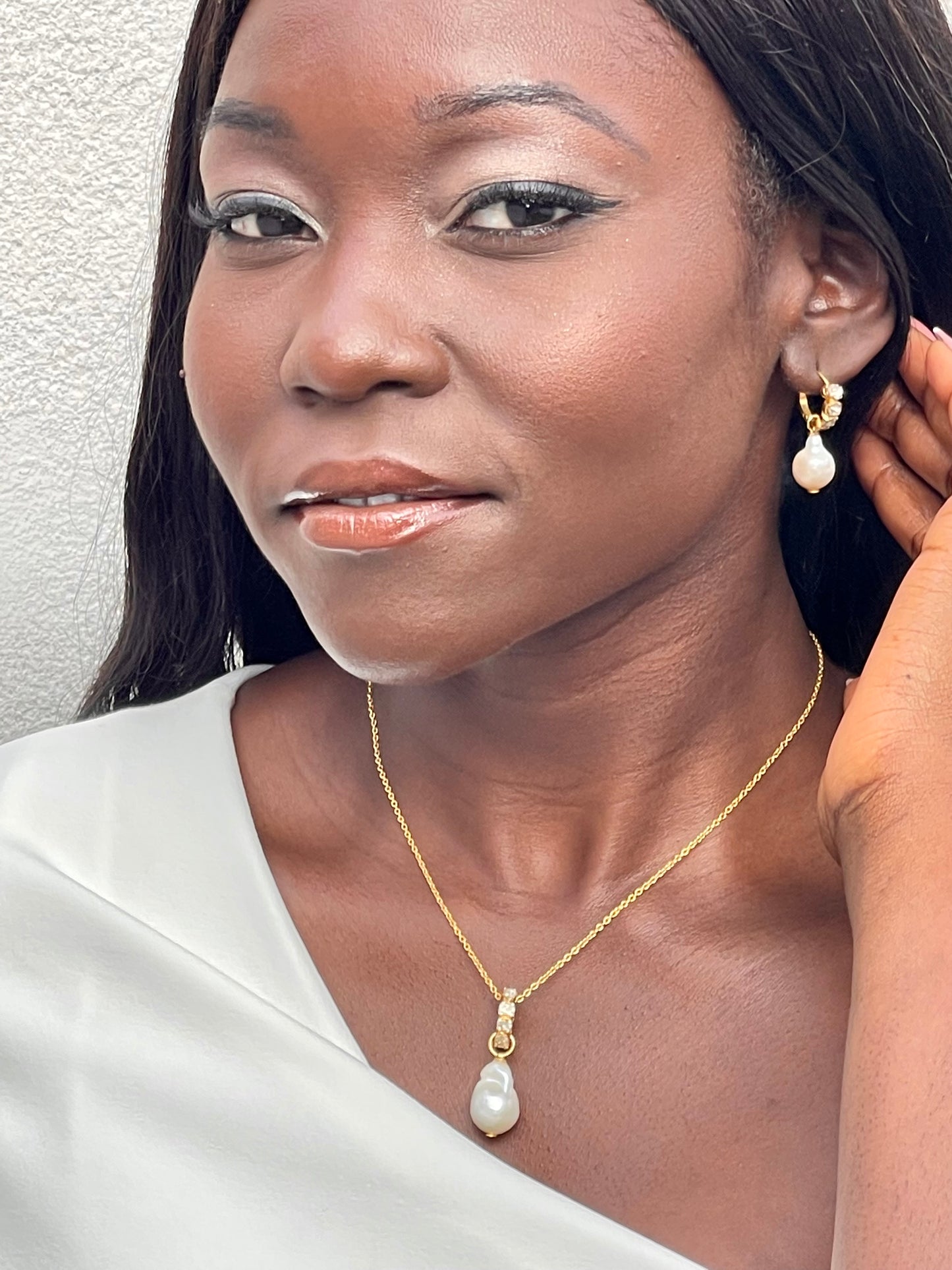 Sohavi raw diamond and baroque pearl earrings and necklace