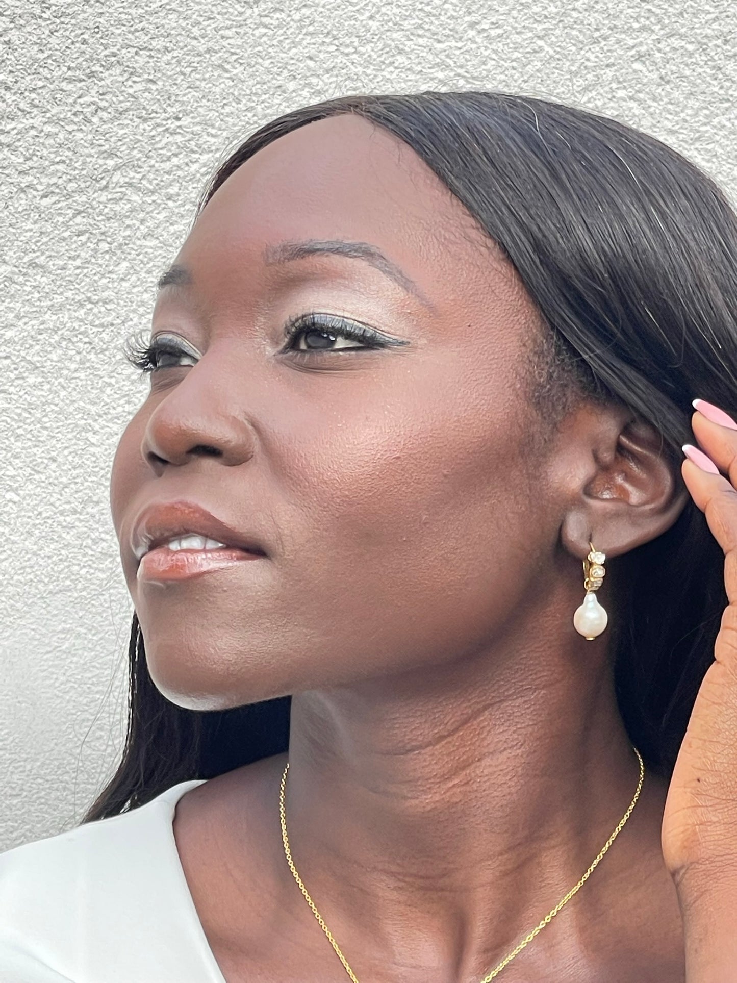 Raw diamond and baroque pearl e
Sohavi earrings and necklace