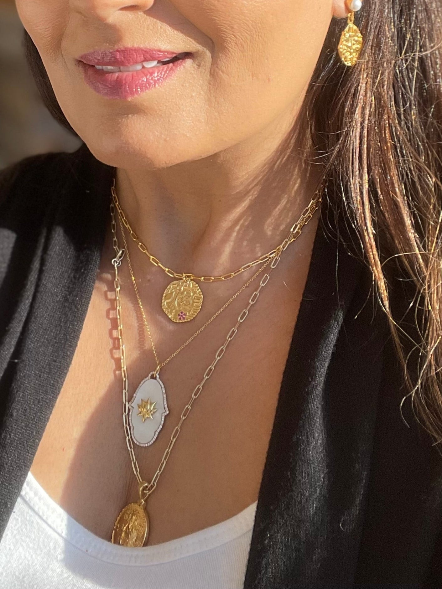 Lotus hand necklace with mother of pearl edged with cubic zirconia